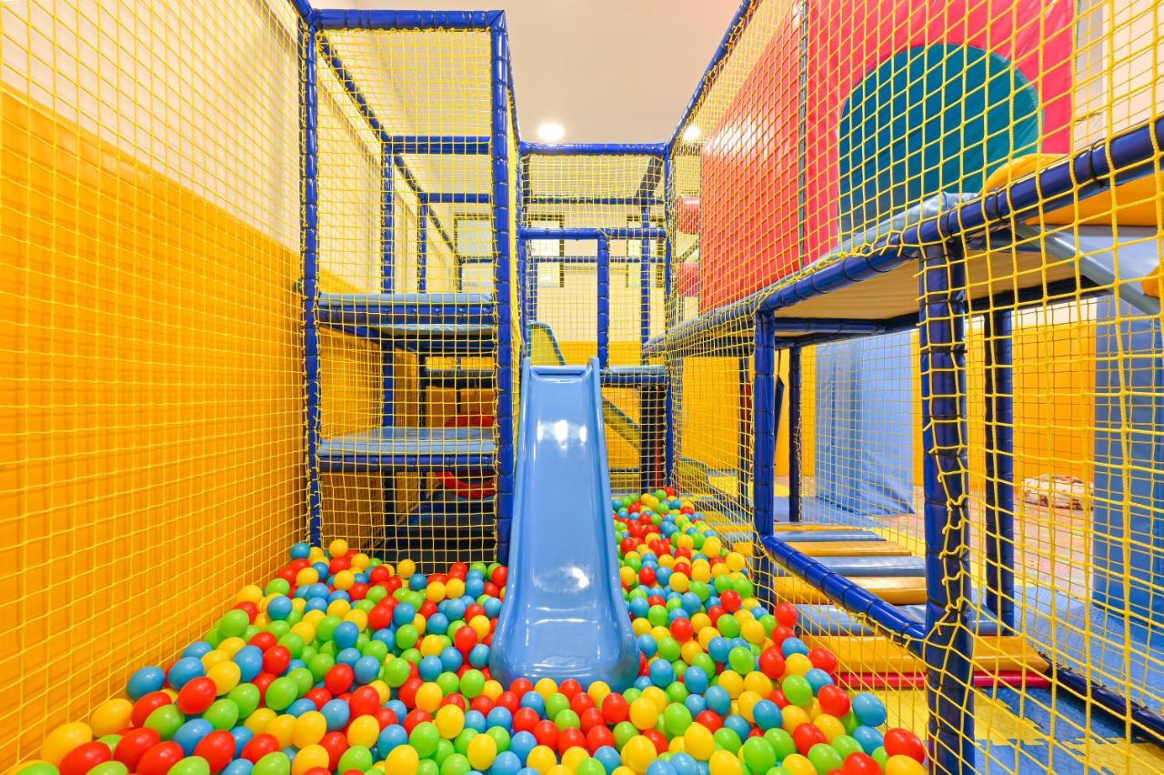 그랜드 호텔 벨린그라드 벨린그래드 외부 사진 A ball pit at a children's indoor playground