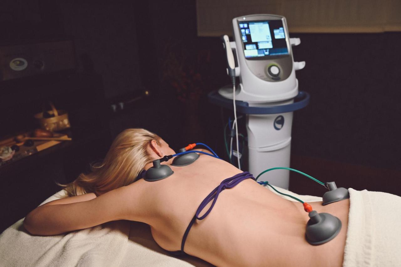 그랜드 호텔 벨린그라드 벨린그래드 외부 사진 A woman receiving electroacupuncture treatment