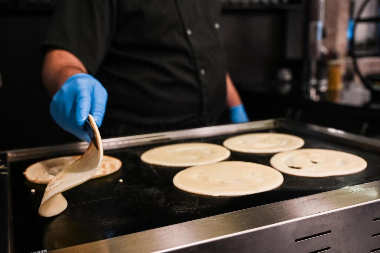 그랜드 호텔 벨린그라드 벨린그래드 외부 사진 Preparation of chapati