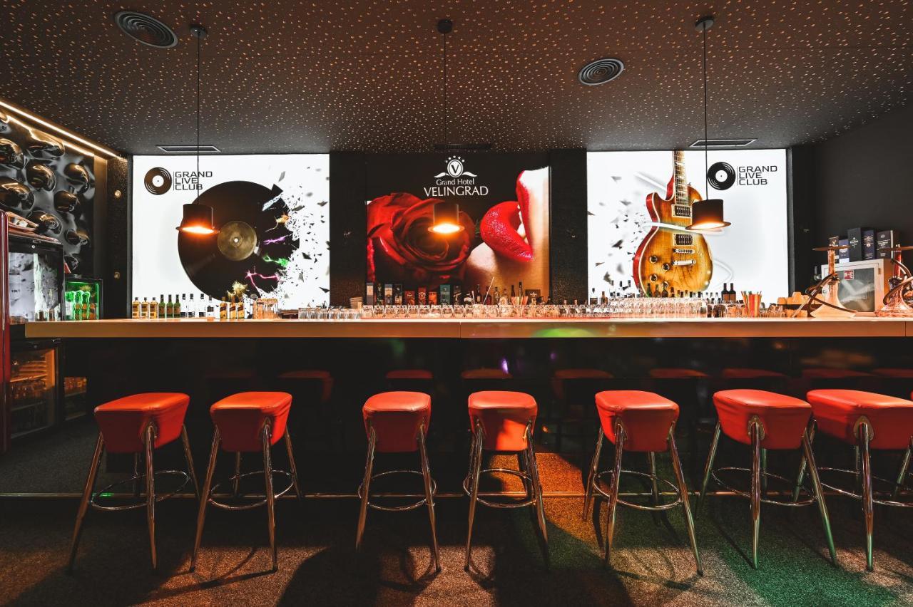 그랜드 호텔 벨린그라드 벨린그래드 외부 사진 The bar at the entrance of the club