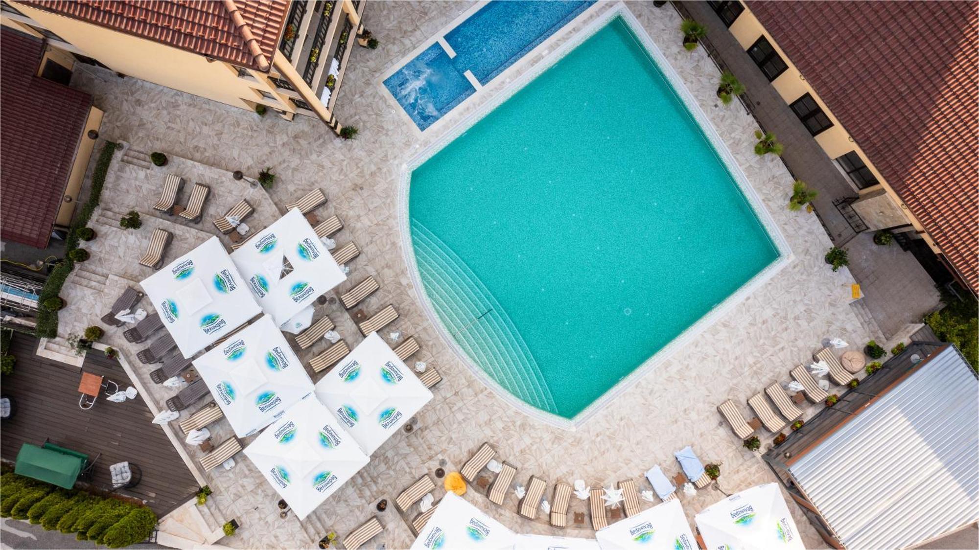 그랜드 호텔 벨린그라드 벨린그래드 외부 사진 Aerial view of a swimming pool