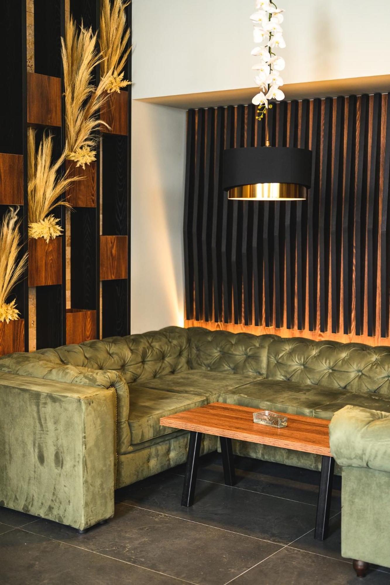 그랜드 호텔 벨린그라드 벨린그래드 외부 사진 A leather sofa